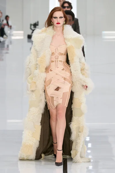 Look 16